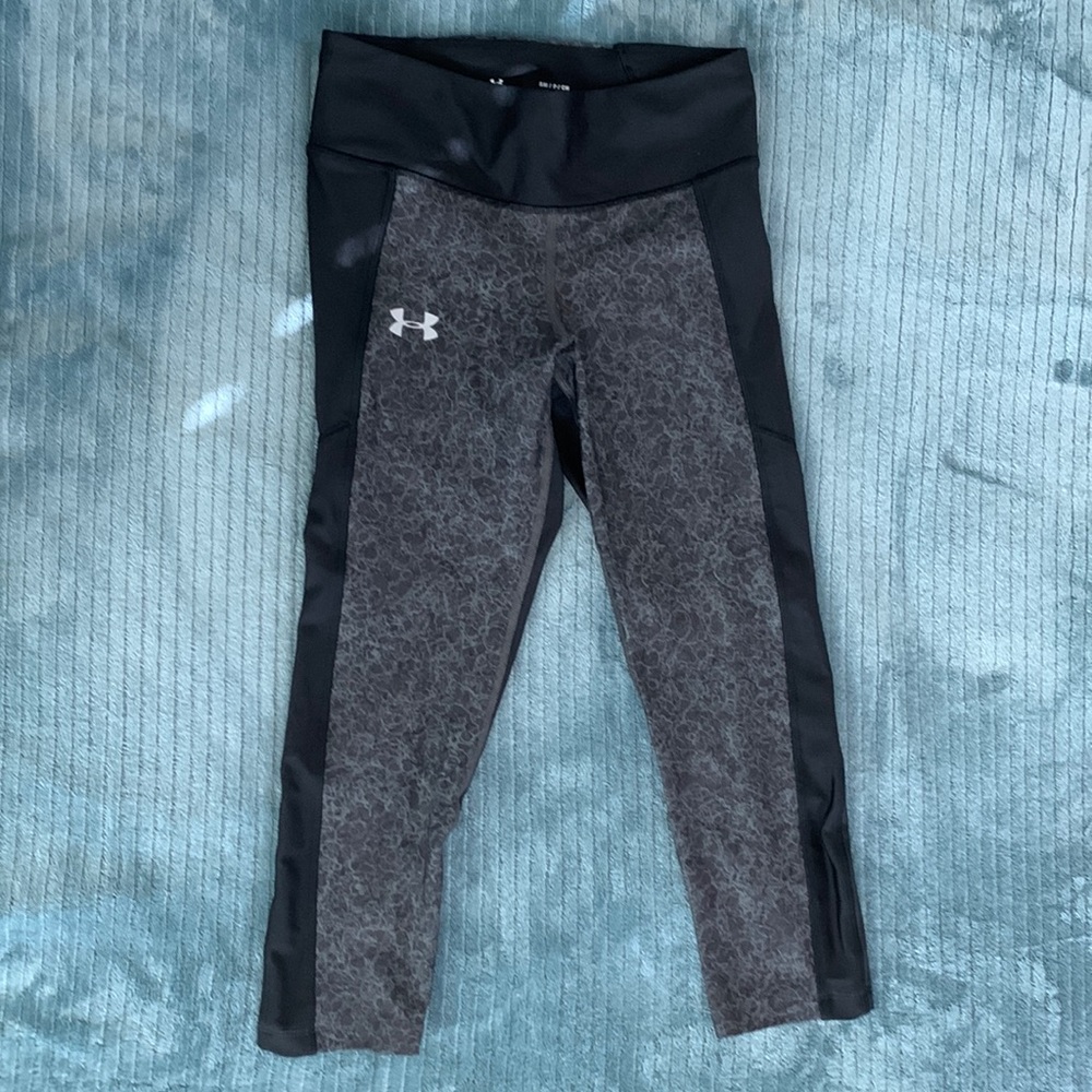 Under armor women/girl gray and black leggings/capris with pockets compression